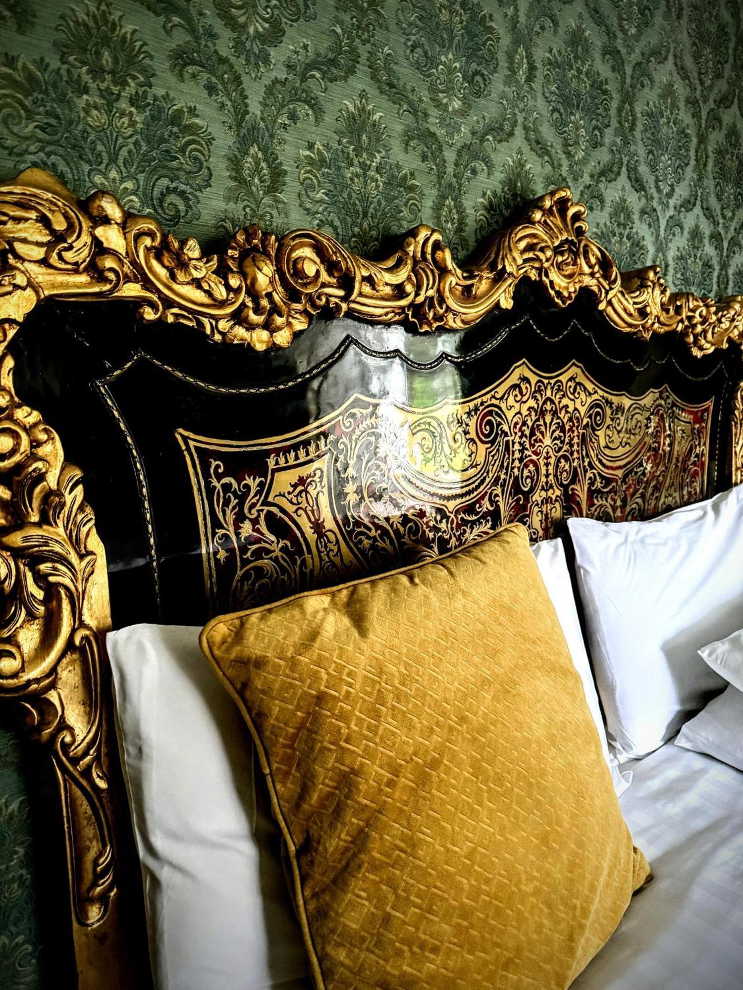 Clone Country House Огрим Екстериор снимка A gold velvet cushion
