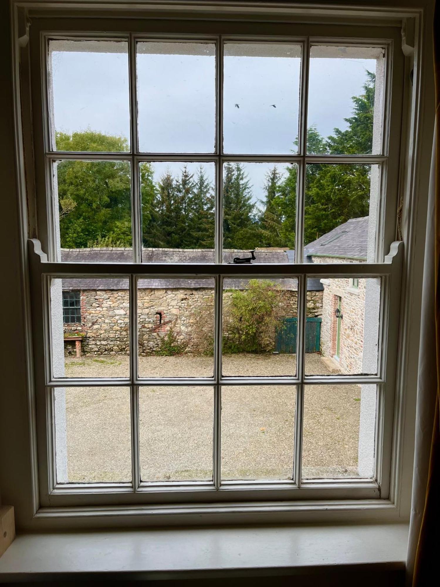 Clone Country House Огрим Екстериор снимка A window with a sash lock